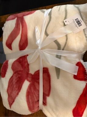 Cozy Floral Plush Throw Blanket - Red & Cream